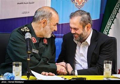 مراسم رونمایی از کتاب رهبر احیاگر در خبرگزاری تسنیم
