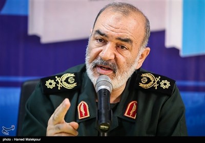 مراسم رونمایی از کتاب رهبر احیاگر در خبرگزاری تسنیم