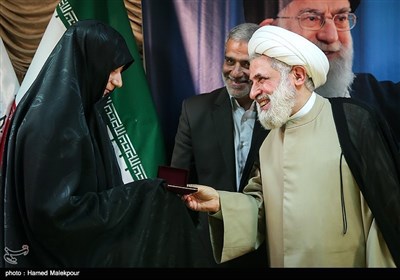 مراسم رونمایی از کتاب رهبر احیاگر در خبرگزاری تسنیم