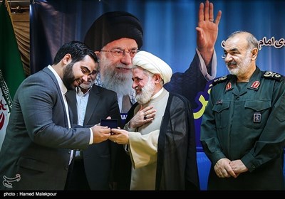 مراسم رونمایی از کتاب رهبر احیاگر در خبرگزاری تسنیم