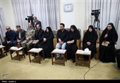 الإمام الخامنئي يستقبل عوائل شهداء قوات الدفاع الجوي