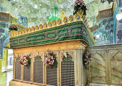 گل‌آرایی ضریح حضرت معصومه(س) در سالروز ولادت حضرت زینب(س)