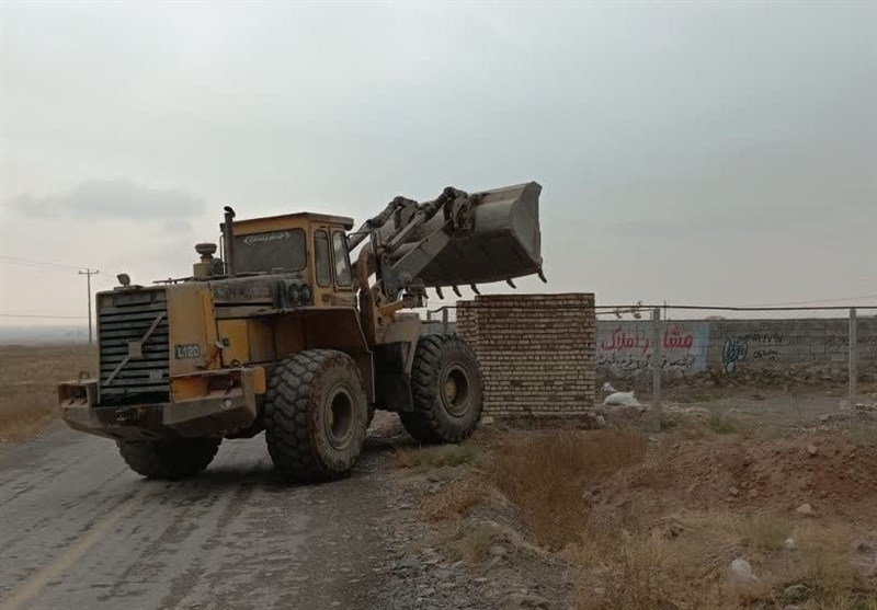 قلع و قمع ساخت و سازهای غیرمجاز در روستای صومعه نیشابور