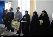 اهدای هدایای ارسالی مقام معظم رهبری به 2 دانش آموز دختر بیرجندی