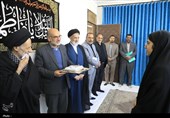 اهدای هدایای ارسالی مقام معظم رهبری به 2 دانش آموز دختر بیرجندی