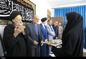اهدای هدایای ارسالی مقام معظم رهبری به 2 دانش آموز دختر بیرجندی