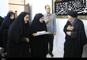 اهدای هدایای ارسالی مقام معظم رهبری به 2 دانش آموز دختر بیرجندی