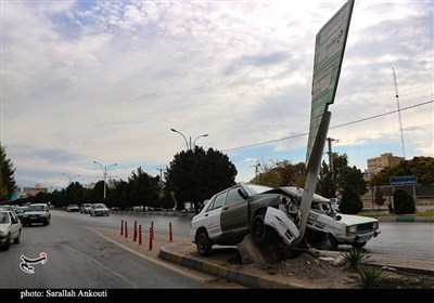 تصادف با تابلوی راهنما در کرمان