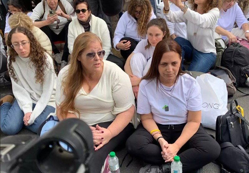 מפגן בלבן במרכז ת"א: משפחות חטופים מוחות מול מטה הליכוד