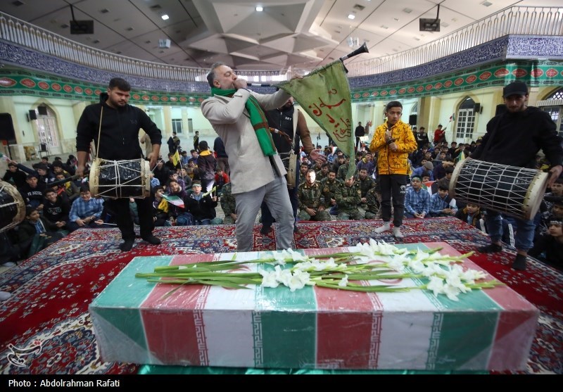 وداع دانش آموزان پسر با شهدای گمنام+تصویر