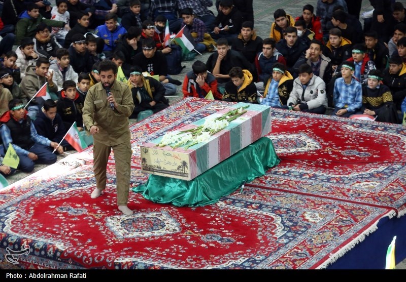 وداع دانش آموزان پسر با شهدای گمنام+تصویر