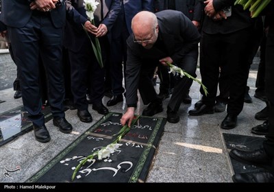 حضور محمدباقر قالیباف رئیس مجلس شورای اسلامی در گلزار شهدای شهرستان سیمرغ - ساری