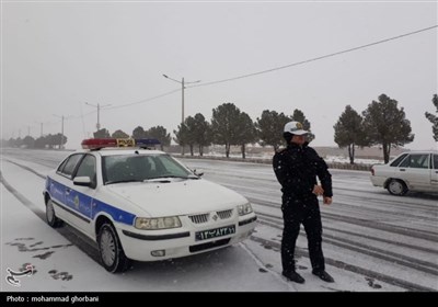 خدمت رسانی پلیس راهنمایی و رانندگی خراسان جنوبی در روز برفی