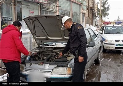 خدمت رسانی پلیس راهنمایی و رانندگی خراسان جنوبی در روز برفی