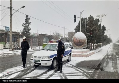 خدمت رسانی پلیس راهنمایی و رانندگی خراسان جنوبی در روز برفی