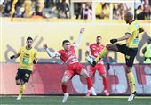 تساوی سپاهان و پرسپولیس 10 نفره در نیمه نخست