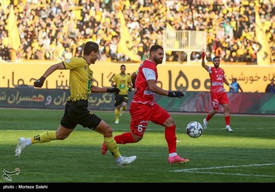 دیدار تیم‌های فوتبال سپاهان اصفهان و پرسپولیس تهران