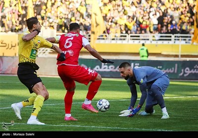 دیدار تیم‌های فوتبال سپاهان اصفهان و پرسپولیس تهران