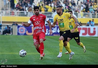 دیدار تیم‌های فوتبال سپاهان اصفهان و پرسپولیس تهران