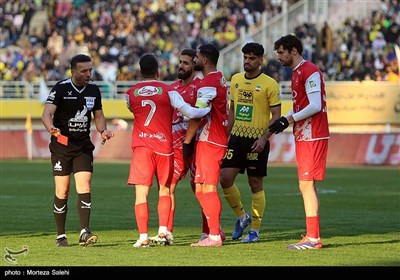 دیدار تیم‌های فوتبال سپاهان اصفهان و پرسپولیس تهران