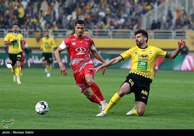 دیدار تیم‌های فوتبال سپاهان اصفهان و پرسپولیس تهران