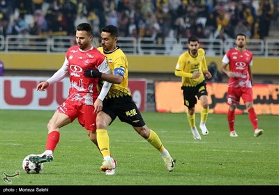 دیدار تیم‌های فوتبال سپاهان اصفهان و پرسپولیس تهران