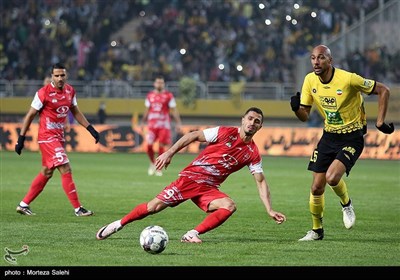 دیدار تیم‌های فوتبال سپاهان اصفهان و پرسپولیس تهران