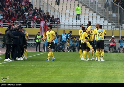 دیدار تیم‌های فوتبال سپاهان اصفهان و پرسپولیس تهران