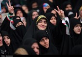 Тысячи женщин и девушек встречаются с Лидером Ирана