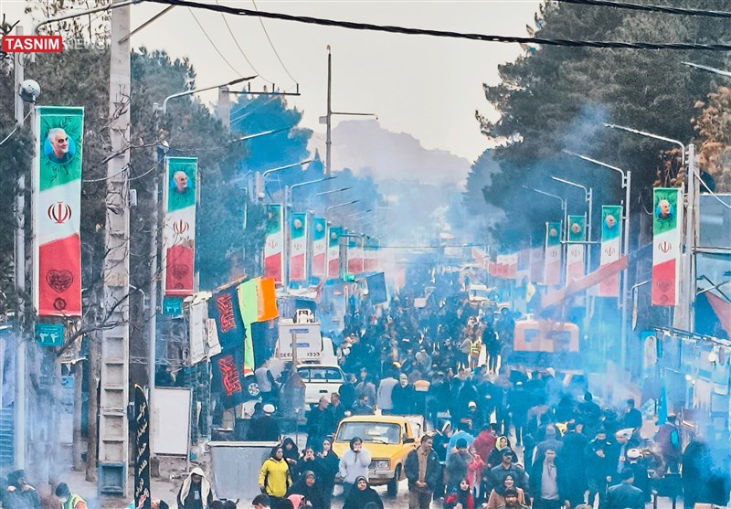 حرکت پرشور زائران در زیر باران به سمت مزار سردار دل‌ها+ فیلم