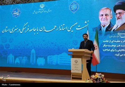 نشست صمیمی استاندار همدان با جامعه فرهنگی و هنری استان