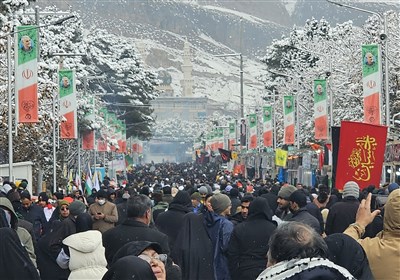 حضور گسترده زائران حاج قاسم در روز برفی کرمان