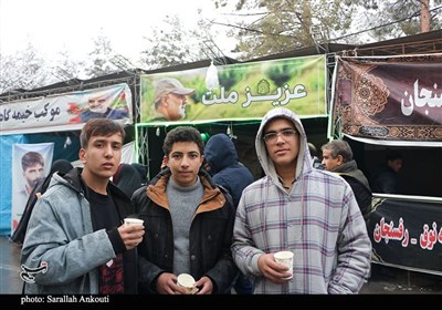 گرمای دل‌ها در هوای برفی گلزار شهدای کرمان