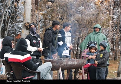 گرمای دل‌ها در هوای برفی گلزار شهدای کرمان