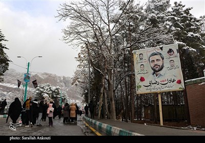 گرمای دل‌ها در هوای برفی گلزار شهدای کرمان