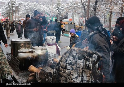 گرمای دل‌ها در هوای برفی گلزار شهدای کرمان