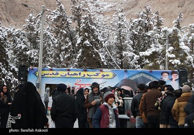 گرمای دل‌ها در هوای برفی گلزار شهدای کرمان