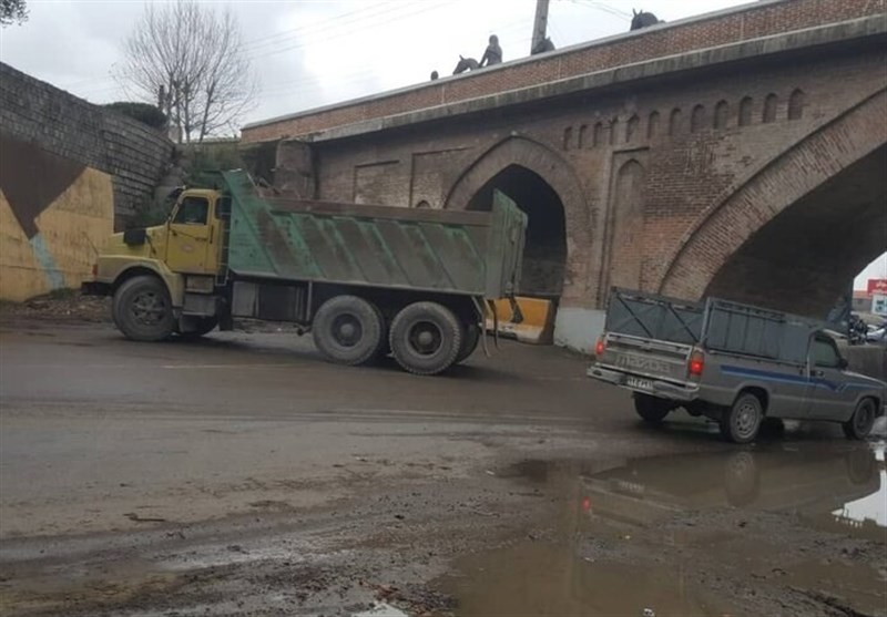 زخم عمیق ماشین‌های سنگین بر پل محمد‌حسن خان بابل!