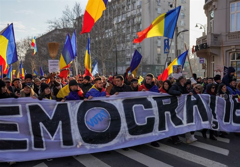 Romanian Protesters Demand Cancelled Presidential Election Should Go Ahead