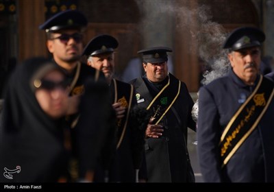 اهتزاز پرچم عزا بر فراز گنبد حرمین مطهر احمدی و محمدی (ع)