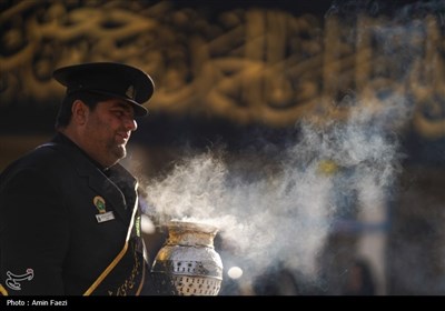 اهتزاز پرچم عزا بر فراز گنبد حرمین مطهر احمدی و محمدی (ع)