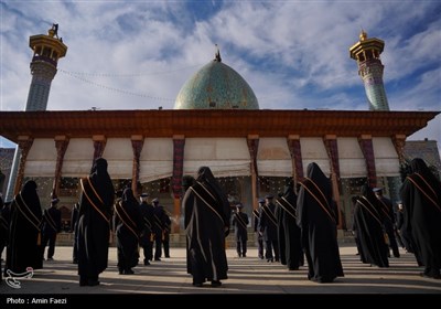 اهتزاز پرچم عزا بر فراز گنبد حرمین مطهر احمدی و محمدی (ع)