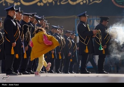 اهتزاز پرچم عزا بر فراز گنبد حرمین مطهر احمدی و محمدی (ع)