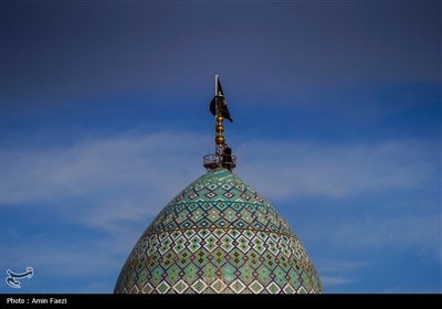 اهتزاز پرچم عزا بر فراز گنبد حرمین مطهر احمدی و محمدی (ع)