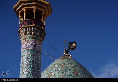 اهتزاز پرچم عزا بر فراز گنبد حرمین مطهر احمدی و محمدی (ع)