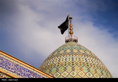 اهتزاز پرچم عزا بر فراز گنبد حرمین مطهر احمدی و محمدی (ع)