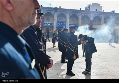 اهتزاز پرچم عزا بر فراز گنبد حرمین مطهر احمدی و محمدی (ع)