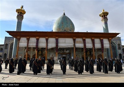 اهتزاز پرچم عزا بر فراز گنبد حرمین مطهر احمدی و محمدی (ع)