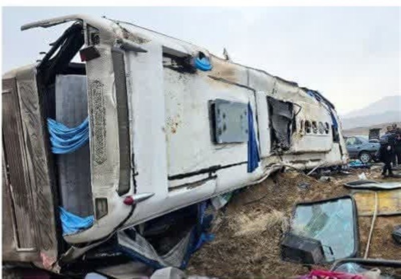 ۱۸ مصدوم در حادثه واژگونی اتوبوس در محور حاجی‌آباد بیرجند