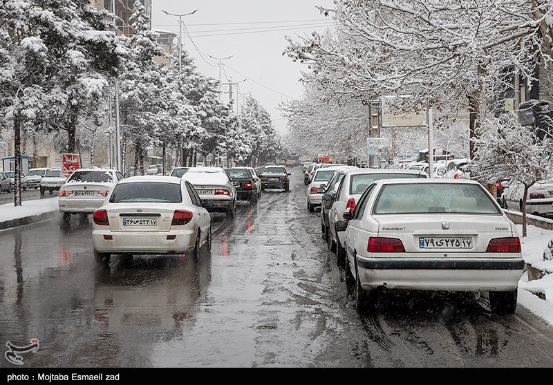 بارش برف در محورهای هراز و کنداون/ تردد روان در جاده‌ها